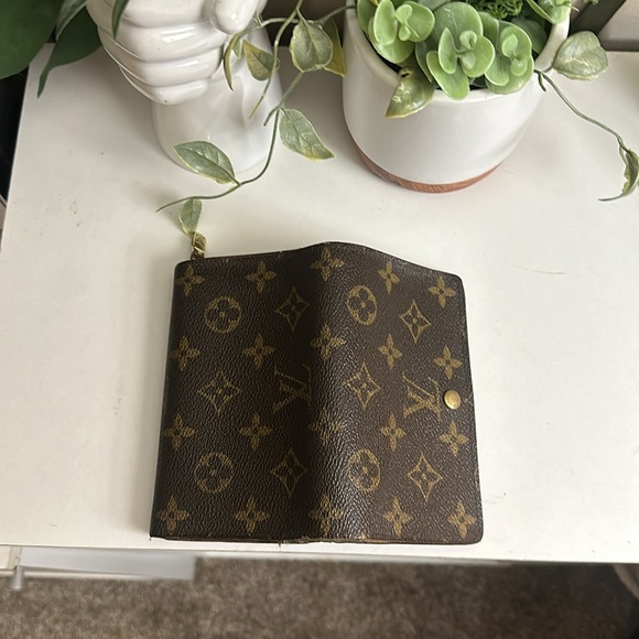 Louis Vuitton Small Monogram Wallet - Picture 4 of 15